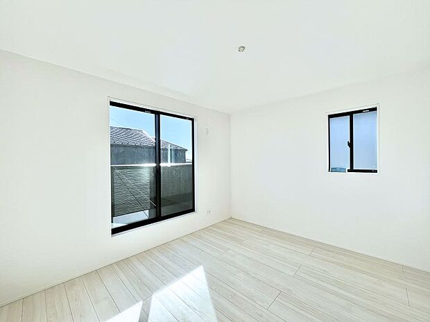 明るいバルコニーサイドに洋室を設置。目覚めの良い寝室に。