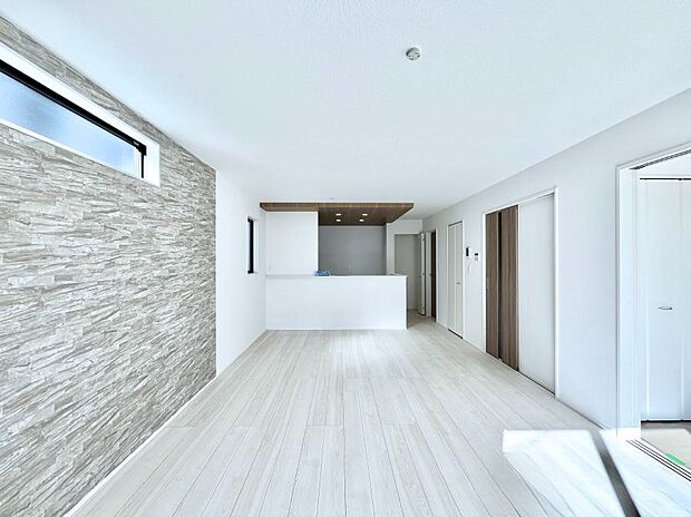 アクセントクロスがお洒落なダイニング。家族でのんびりくつろげる広々スペース。