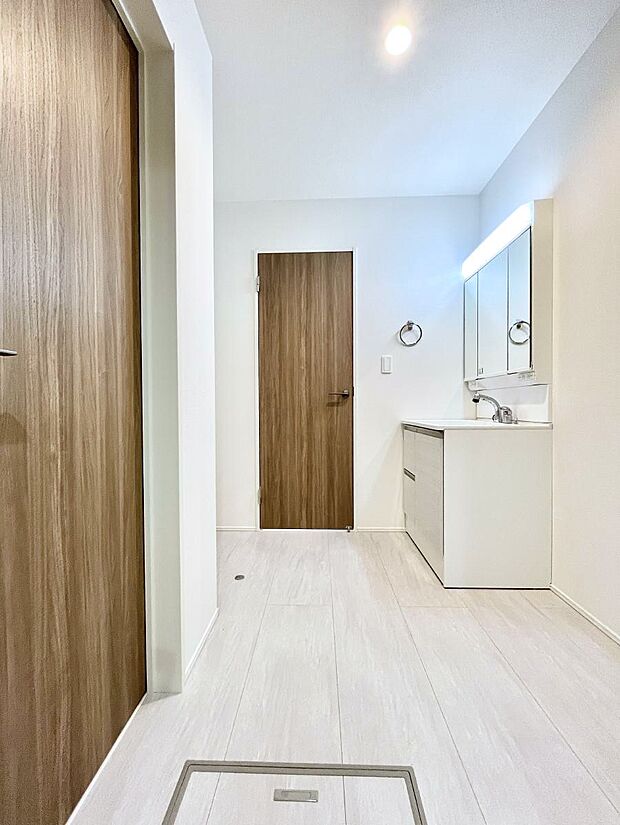 清潔感のある快適空間です。毎日の身支度も気持ち良くお使い頂けます。 