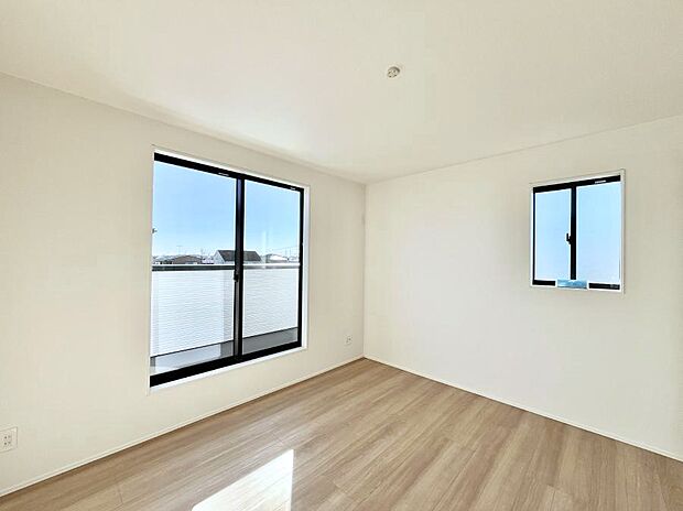 明るいバルコニーサイドに洋室を設置。目覚めの良い寝室に。