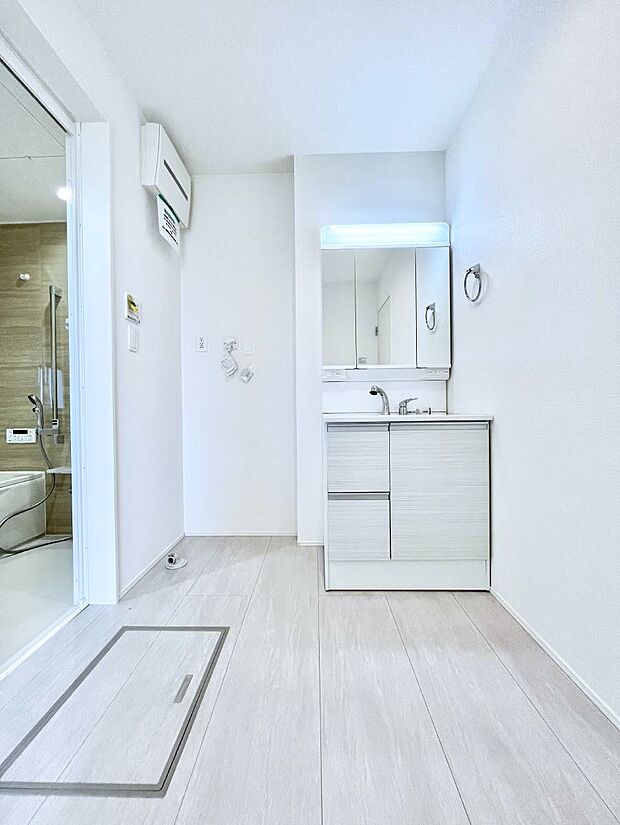 大きく見やすい三面鏡で清潔感ある洗面台は、身だしなみチェックや肌のお手入れにおすすめです。 