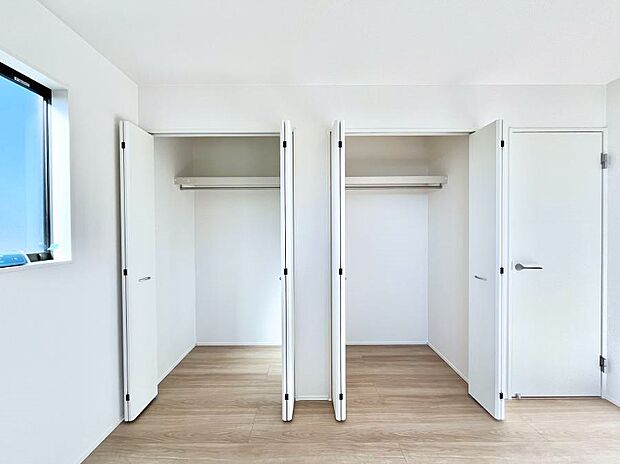 洋室のクローゼット。奥行きがあるので厚手の衣類もすっきり収まります。