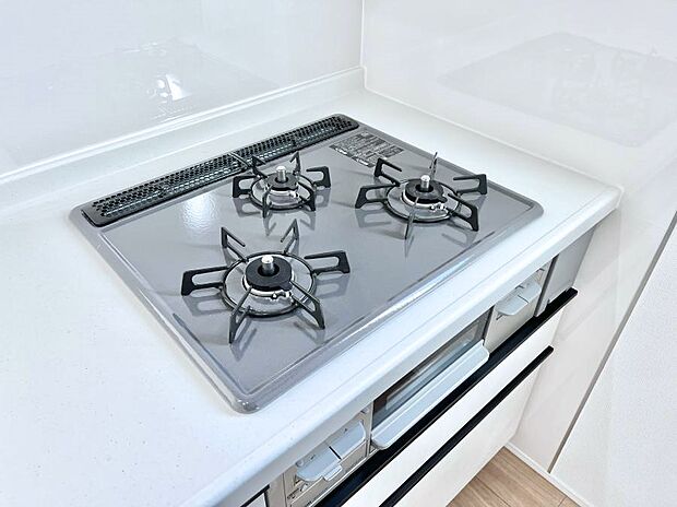 ガスコンロはＳｉセンサー搭載。火力調節や焦げ付き・消し忘れも防いでくれます。