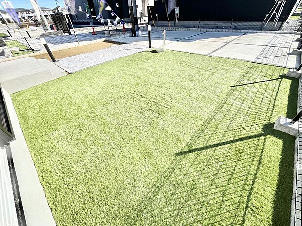 家族で楽しめる庭付きです。ガーデニングや物置を置いたり、お子様がいらっしゃるご家庭ではプールなど使い方はさまざまです。 