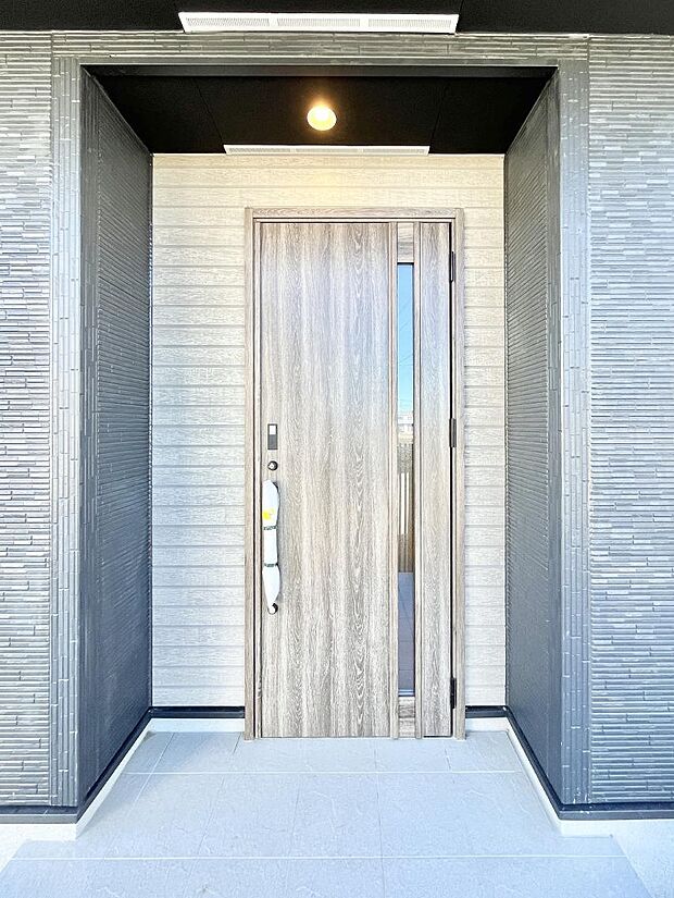 大切な家族、来客を出迎える玄関。