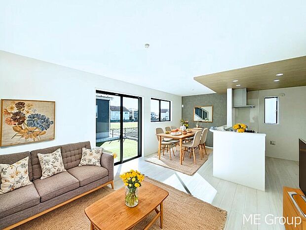 ご家族の賑やかな話し声で包まれる明るいリビング  ※家具はCGです