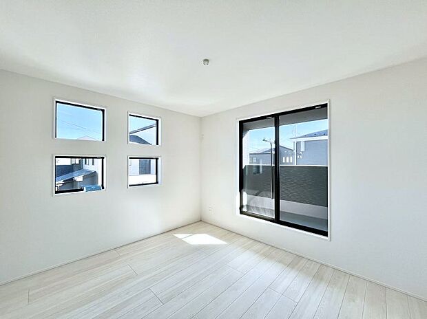 明るいバルコニーサイドに洋室を設置。目覚めの良い寝室に。 