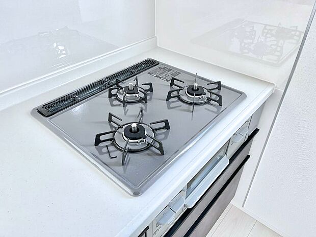 ガスコンロはＳｉセンサー搭載。火力調節や焦げ付き・消し忘れも防いでくれます。