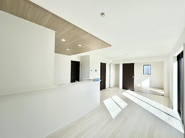 家族の笑顔が自然と生まれてくる、そんな雰囲気のダイニングに仕上がっています。