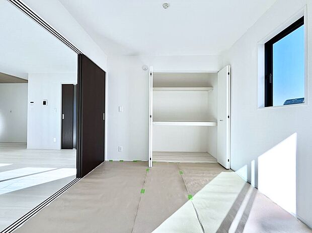 リビングと隣り合っている和室。ほっと一息できる和の空間も忘れずに。