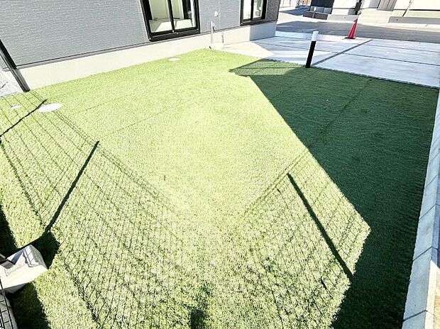 家族で楽しめる庭付きです。ガーデニングや物置を置いたり、お子様がいらっしゃるご家庭ではプールなど使い方はさまざまです。