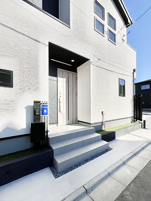 大切な家族、来客を出迎える玄関。