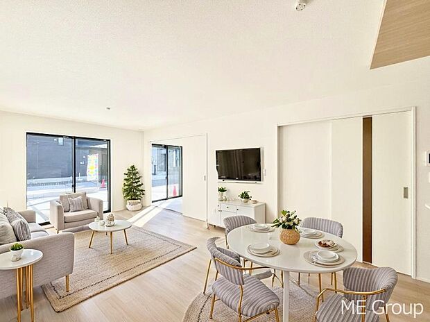 ご家族の賑やかな話し声で包まれる明るいリビング  ※家具はCGです