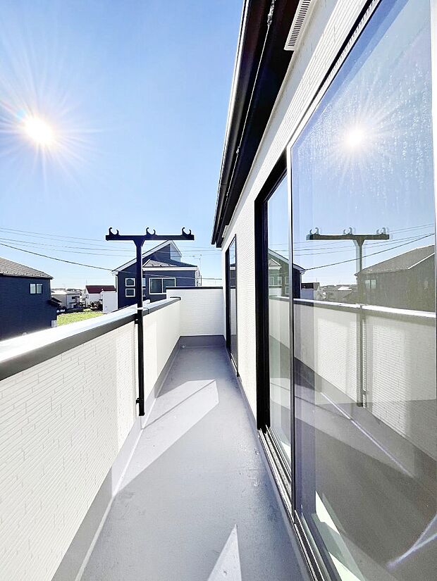 ゆったりバルコニーだから沢山お洗濯ものを干せます。