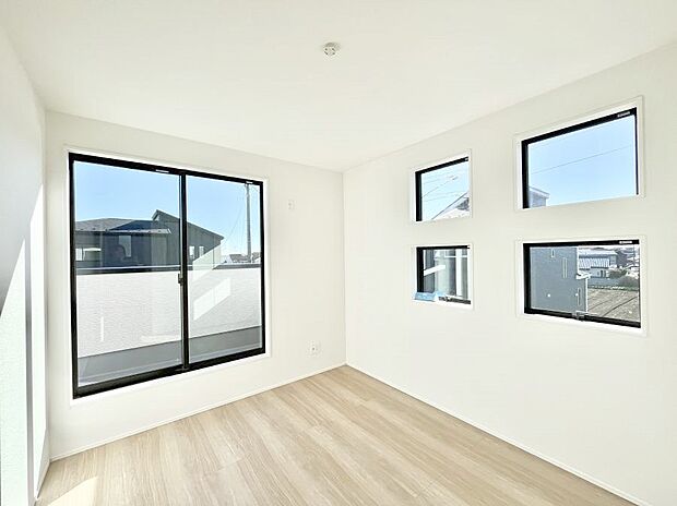 4つ並んだ窓からの爽やかな日差しがお部屋全体を優しく包み込んでくれます　