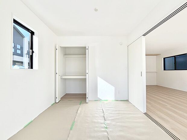 リビングと隣り合っている和室。ほっと一息できる和の空間も忘れずに。