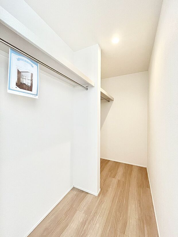 ウォークインクローゼット付きで生活空間を広く利用できます。