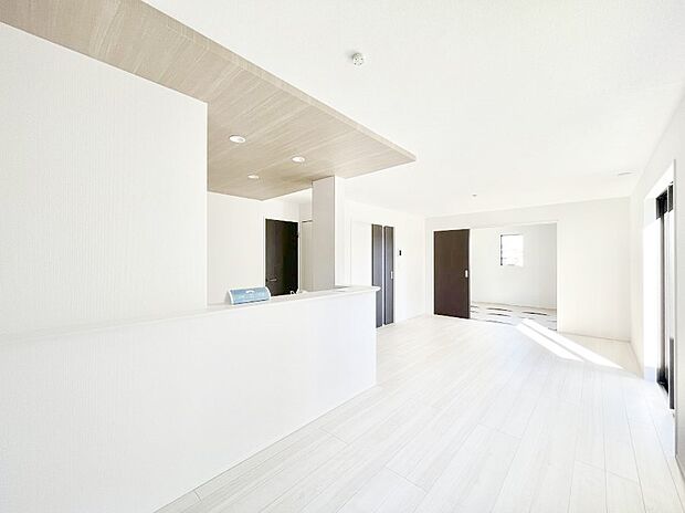 明るい陽光が注ぎ、寛ぎの雰囲気に満たされるリビング・ダイニング。 