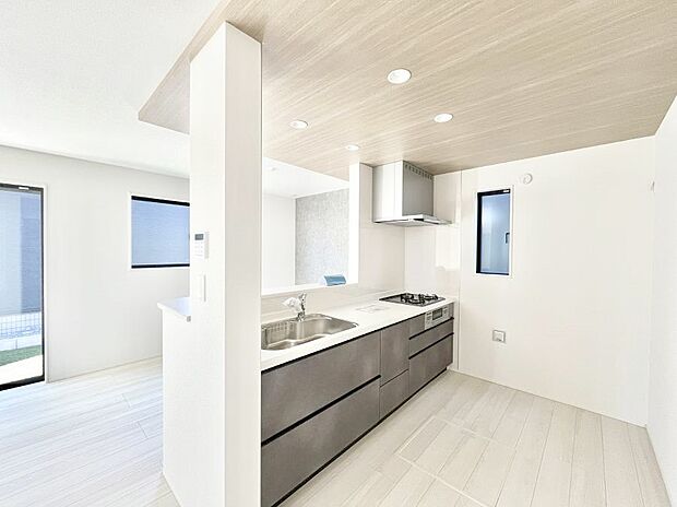 爽やかな風が通り抜けるキッチン。窓があるので明るく換気にも役立ちます。