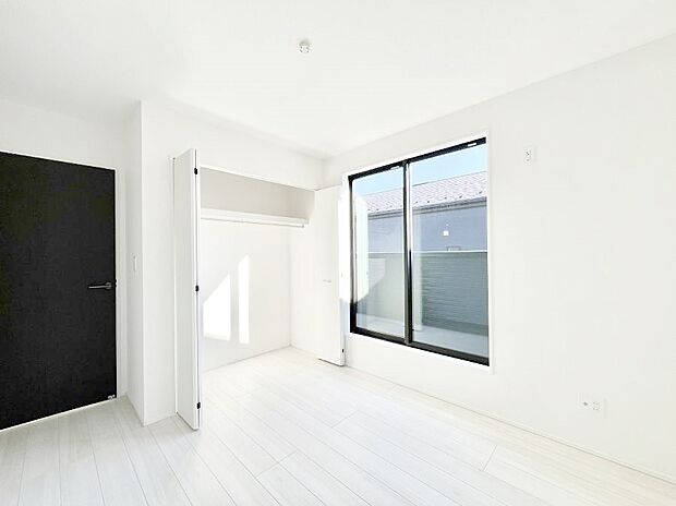 明るいバルコニーサイドに洋室を設置。目覚めの良い寝室に。