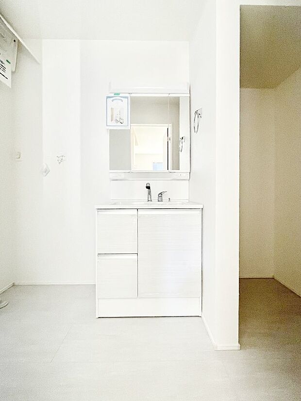 大きく見やすい三面鏡で清潔感ある洗面台は、身だしなみチェックや肌のお手入れにおすすめです。