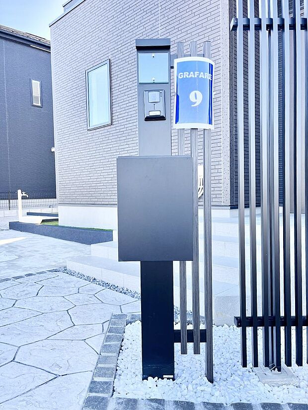 シンプルデザインのポスト。