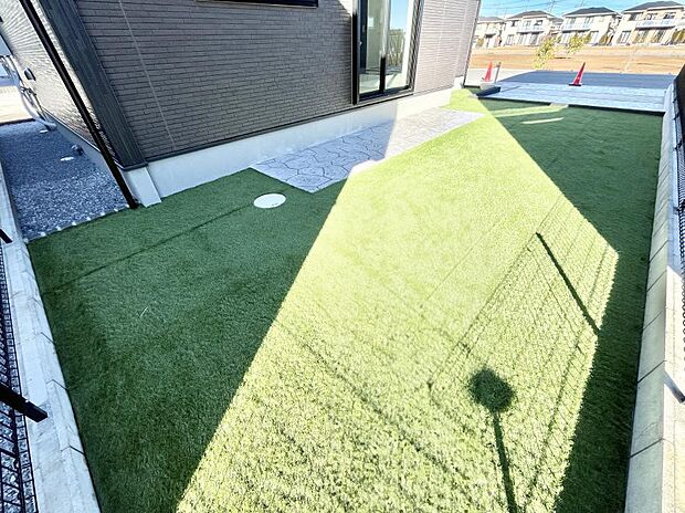 プランターを並べて季節のお花を楽しめるお庭付き。