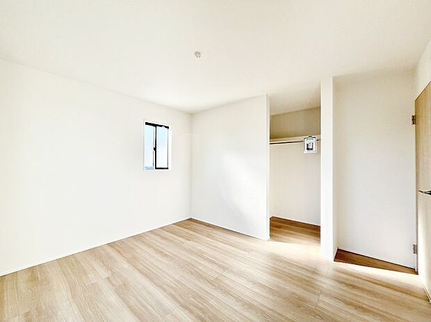 ウォークインクローゼットがあるお部屋。季節ごとの入れ替えも不要で便利です!