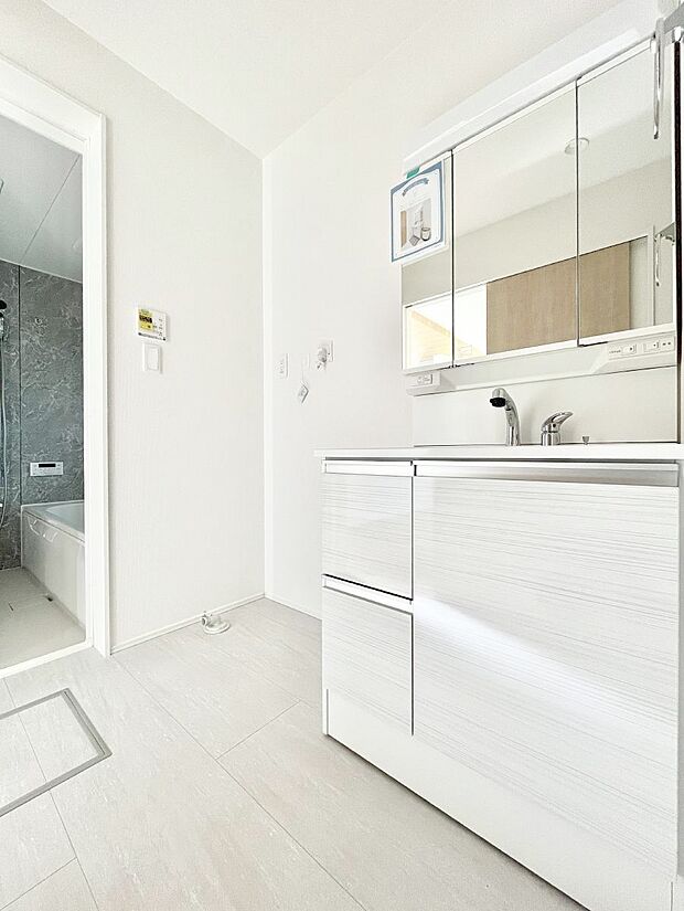 明るい洗面所は毎朝の身支度も楽しくできちゃいそうです。