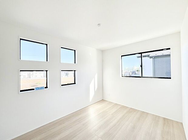 4つ並んだ窓からの爽やかな日差しがお部屋全体を優しく包み込んでくれます　