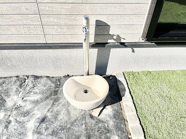 外水栓があると、庭のお手入れやちょっとした手洗い・洗車に便利です！ 
