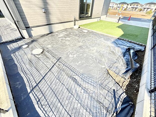 プランターを並べて季節のお花を楽しめるお庭付き。