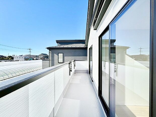 ゆったりバルコニーだから沢山お洗濯ものを干せます。