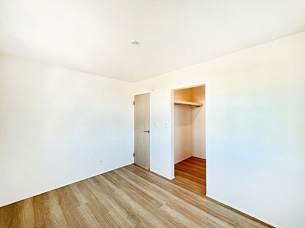 ウォークインクローゼットがあるお部屋！季節ごとの入れ替えも不要で便利です。