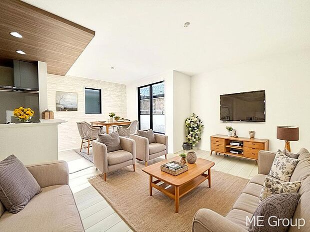 ご家族の賑やかな話し声で包まれる明るいリビング  ※家具はCGです