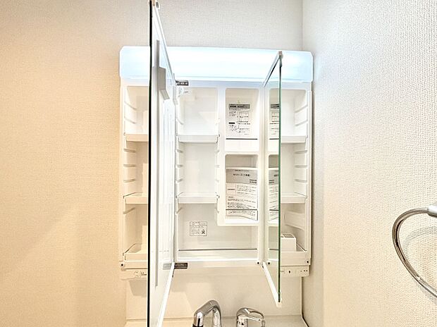 三面鏡の裏に、化粧品や衛生用品などを収納可能。洗面台をすっきりと保ちます！