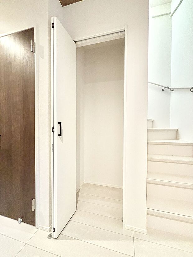 玄関ホール収納です。掃除道具やお出かけ用グッズの収納に便利です。