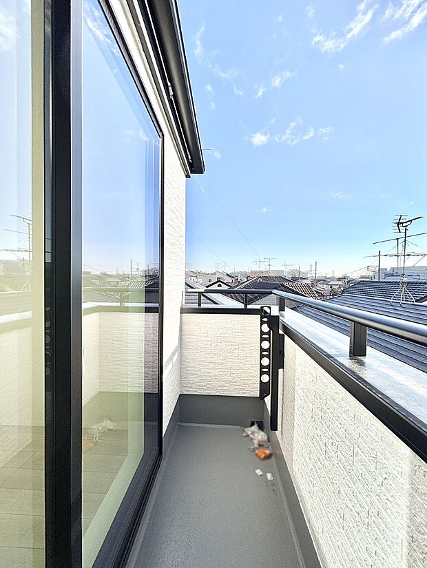 南向きのバルコニー！ご家族の洗濯物はもちろん、お布団もたっぷり干せます！