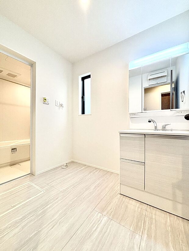 清潔感のある快適空間です。毎日の身支度も気持ち良くお使い頂けます。 