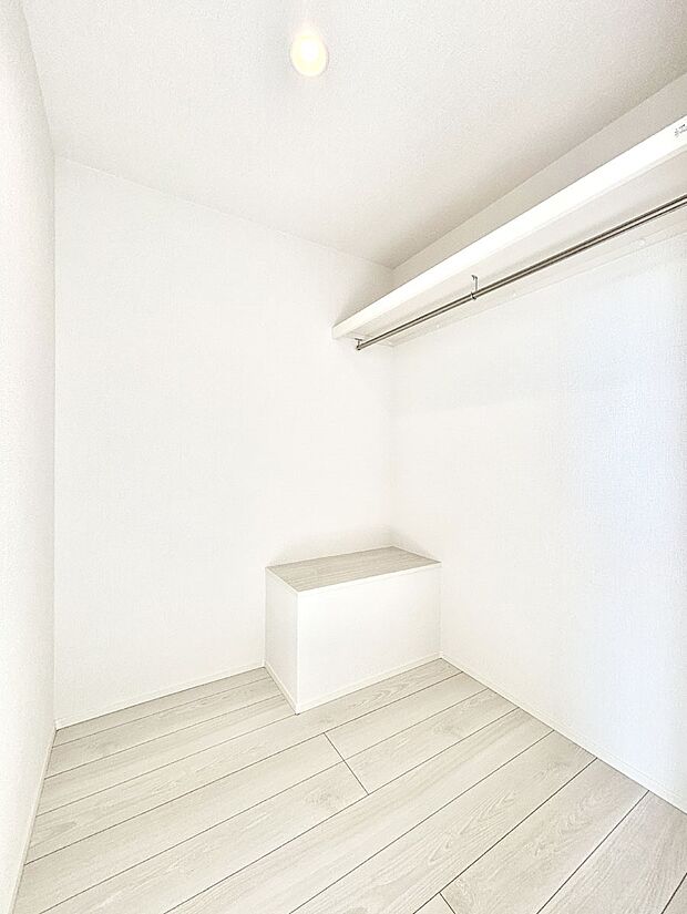 ウォークインクローゼット付きで生活空間を広く利用できます。