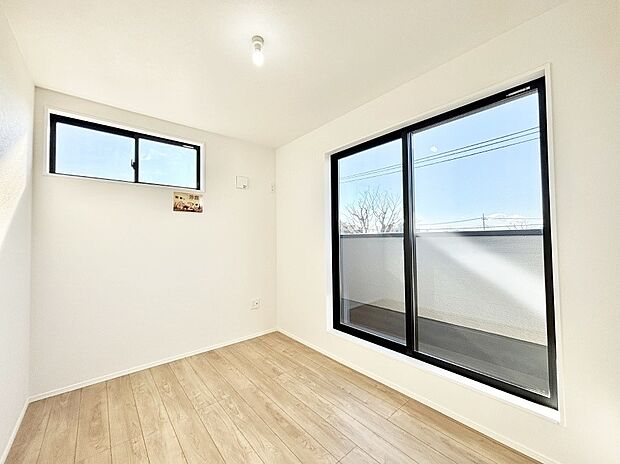 バルコニーが明るさと開放感を演出!朝スッキリと目覚められそうですね!