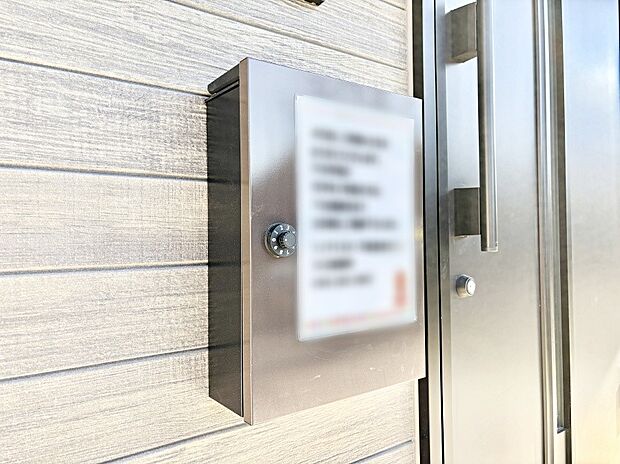 シンプルデザインのポスト。