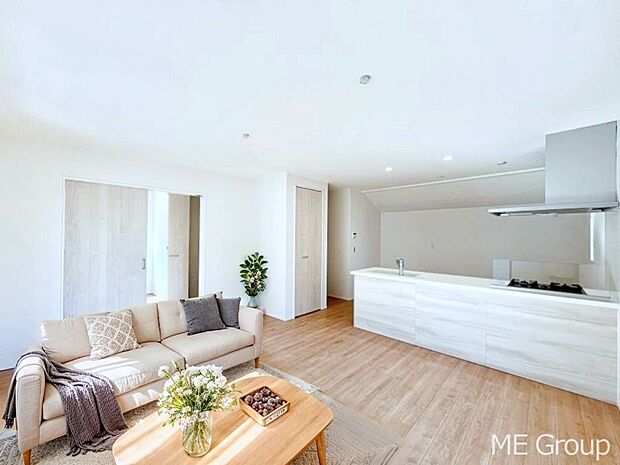 ご家族の賑やかな話し声で包まれる明るいリビング  ※家具はCGです