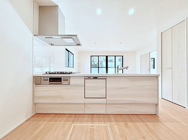 食洗機・浄水器・3ツ口コンロなどデザイン性も機能性も兼ね備えたシステムキッチン！