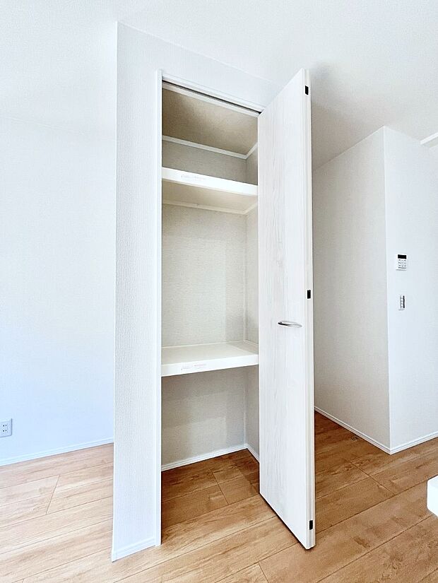 キッチンにはパントリー！食材のストックはもちろん、日用品の収納など使い方はいろいろ！