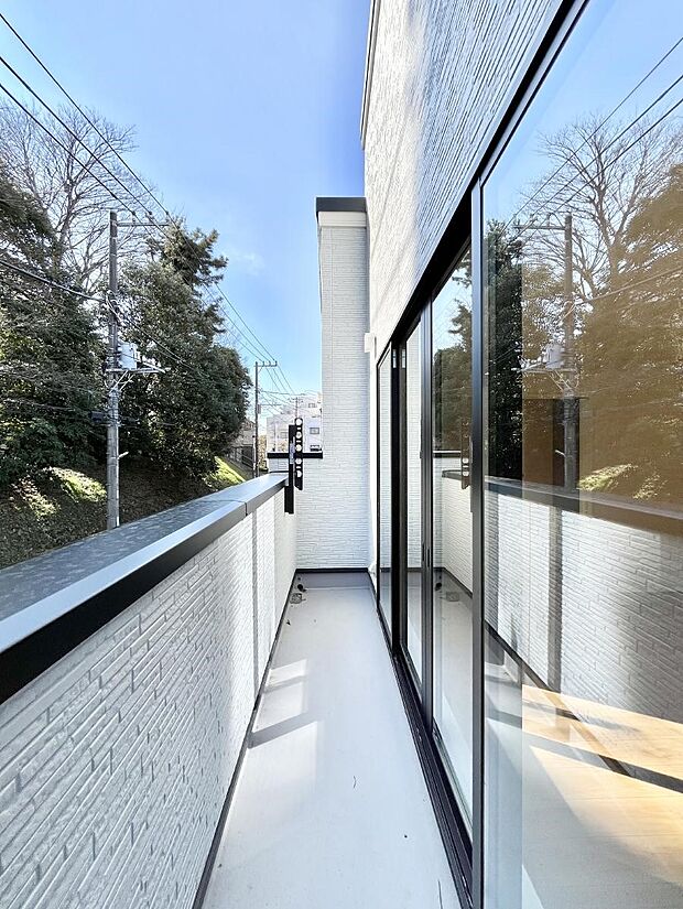 暖かな陽光が降り注ぐバルコニーはお洗濯におすすめ。爽やかな風も心地よいです。 