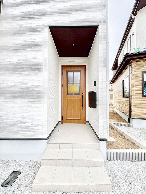 玄関前は雨が降っても濡れにくい屋根付き