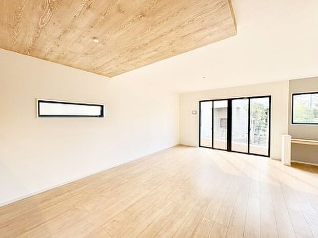 大きな窓からたっぷりの陽光と風を感じられるリビング