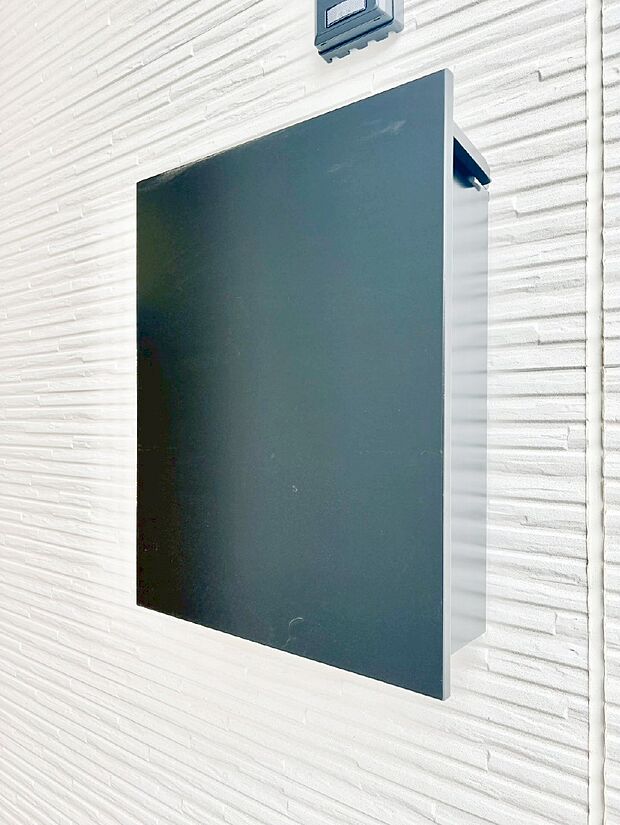 シンプルなデザインのポスト