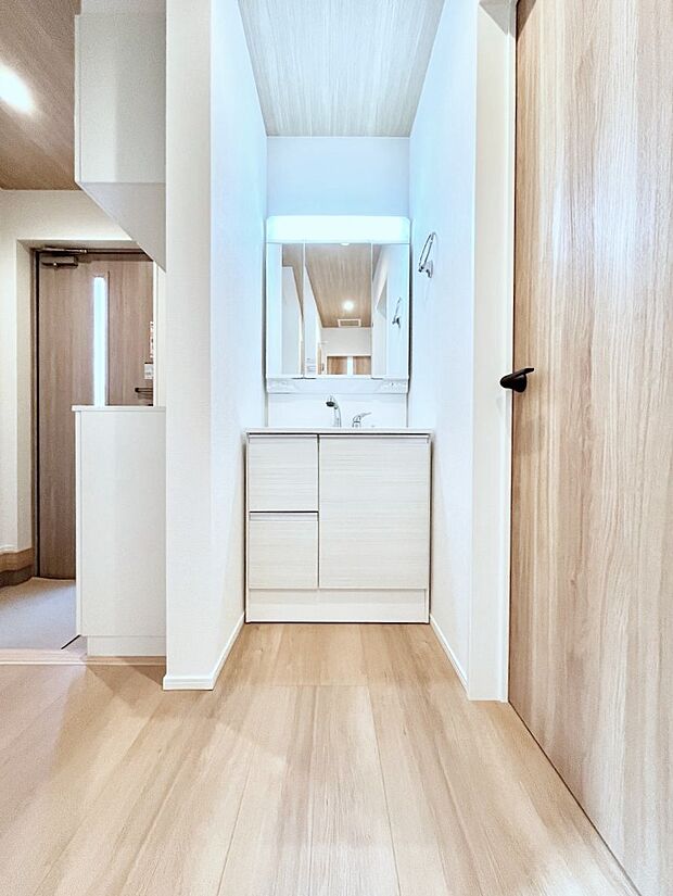 洗面台スペースと洗濯機置き場はそれぞれ独立。ご家族が入浴中でも洗面台をご利用できます。